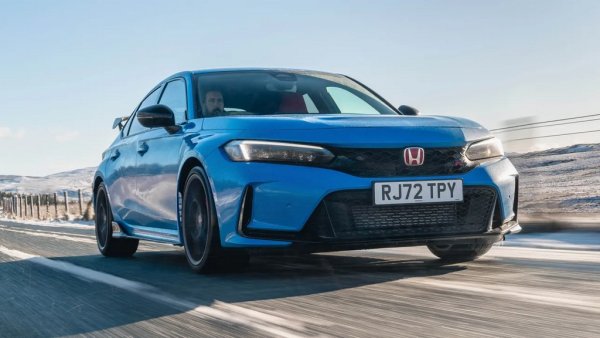 Ускорение от 0 до 100 км/ч: 5.4 секунди
Двулитровият VTEC на Honda дава повече мощност от мнозинството конкуренти в този списък: 329 конски сили. Управлението също не търпи никакви критики. Но пък и цената е нещо, което би шокирало някой фен на хот хечовете отпреди 15-20 години: 120,000 лева с ДДС. 
